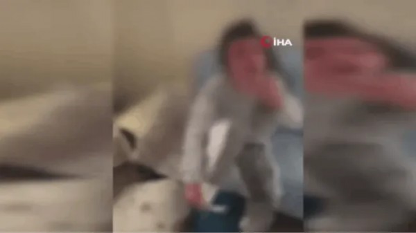 Manisa’da kan donduran görüntüler! Kız kardeşinin üzerine kaynar su döktü